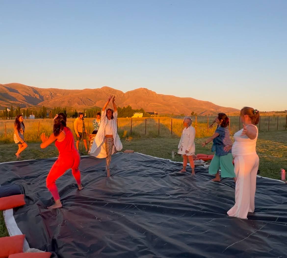 Círculo de mujeres al atardecer